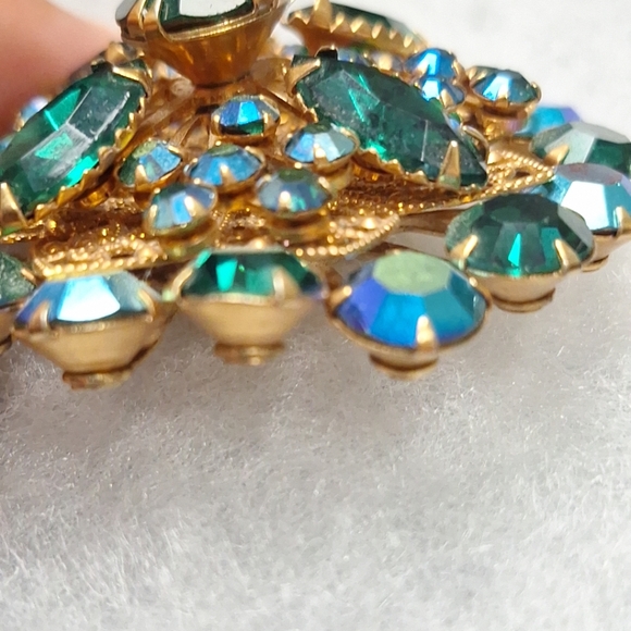 Vintage Gold Tone Filigree Emerald Green Blue AB Rhinestone Brooch 2 1/4” - Picture 2 of 5